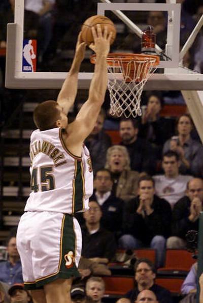 Wolkowyski fue quien abrió el camino argentino en la NBA, debutando el mismo día que Pepe Sánchez (Foto: Olé).