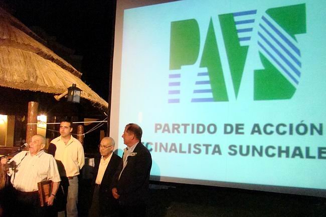 Tita, haciendo uso de la palabra, con autoridades del Partido detrás.