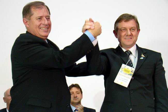 Los dos mandatarios estrechados en un abrazo. Los dos mandatarios estrechados en un abrazo.