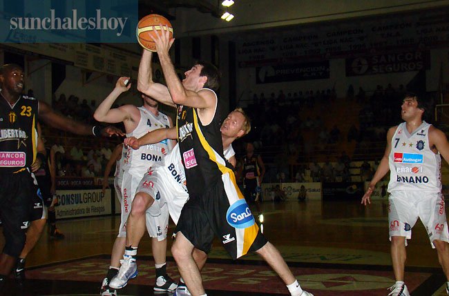 Saglietti aportó puntos y despliegue explosivo desde el banco.