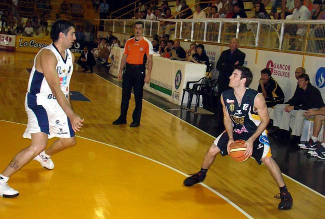 Leo Gutiérrez, el hombre del momento, en la última visita al Hogar (19 de marzo de este año), marcando a Marcos Saglietti.