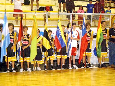 Los niños y las banderas de ceremonias durante el acto (Foto: Prensa Libertad). Los niños y las banderas de ceremonias durante el acto (Foto: Prensa Libertad).