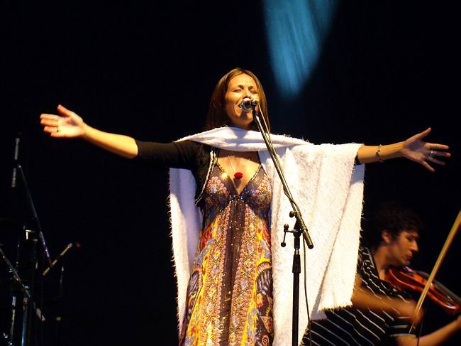 Roxana Carabajal hizo honor a su apellido y desplegó una energía impactante en el escenario.