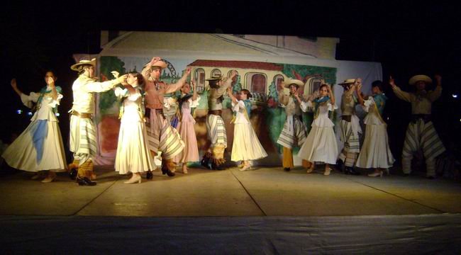 Los alumnos del Taller de Folclore, en plena actuación (Foto: Prensa Municipalidad).