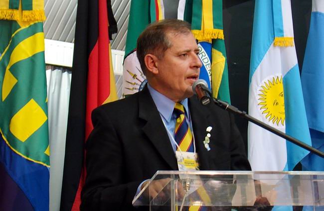 Trinchieri, disertando en Nova Petrópolis. Trinchieri, disertando en Nova Petrópolis.