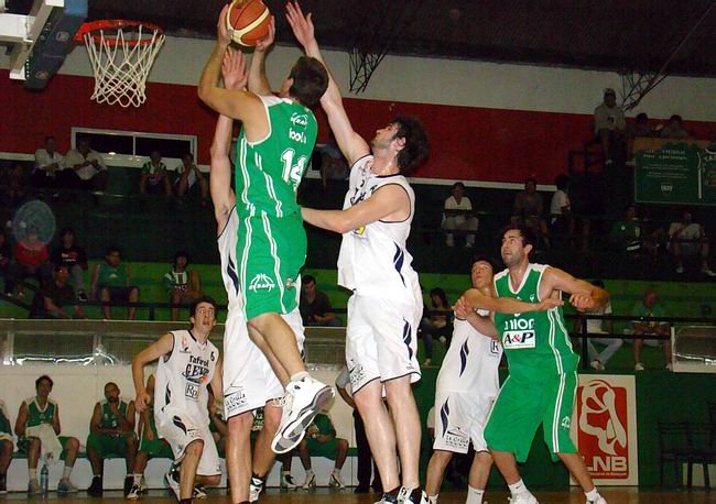 Isola se levanta para encestar dos de sus 14 puntos.