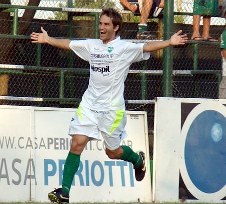 Leichner festeja el tanto que marcó apenas iniciado el juego.