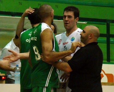 Storani se saluda con sus ex compañeros de equipo al concluir el partido.