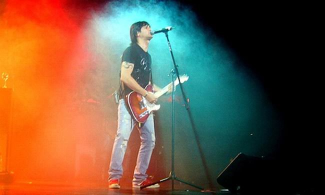 Axel ya estuvo un par de veces en Low y ahora regresa ante su público.