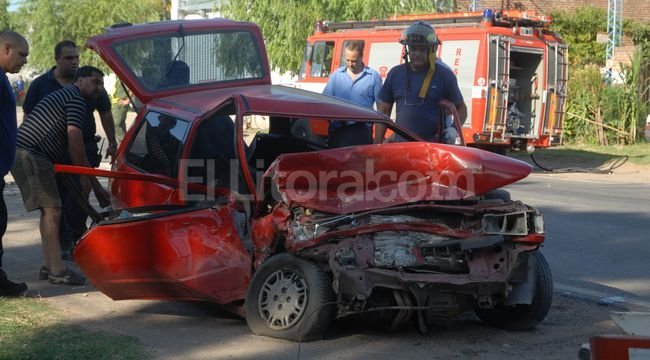 Así quedó el auto donde estaba Velázquez (Foto: El Litoral).