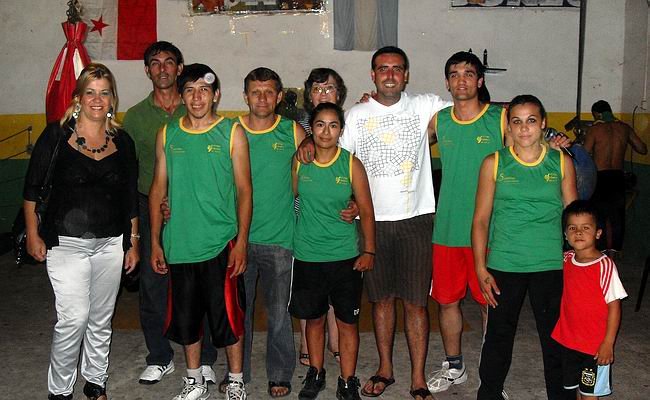 Los integrantes de la escuela, con las remeras entregadas.