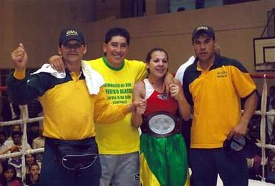 Miguel Blanco, celebrando sobre el ring, pulgares en alto, a la izquierda.