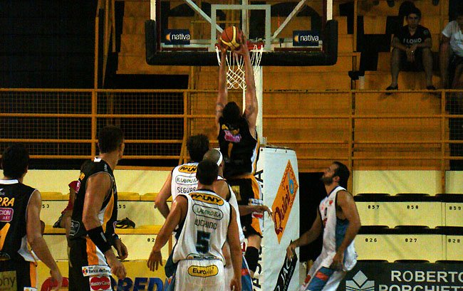 Galindo se eleva por sobre todos para convertir un doble más para Libertad.