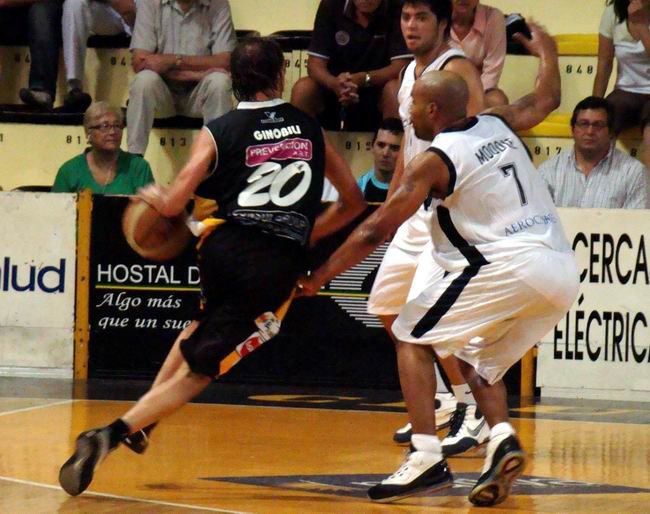 Ginóbili intenta dejar atrás a Moodie en la última visita Xeneize a Sunchales (Archivo).