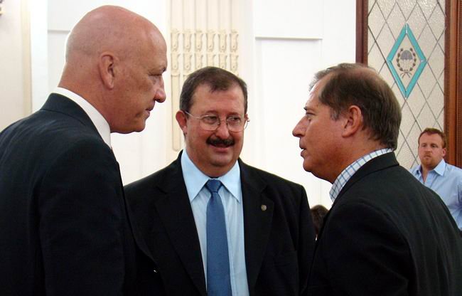Trinchieri dialogando con Capiello y Bonfatti.