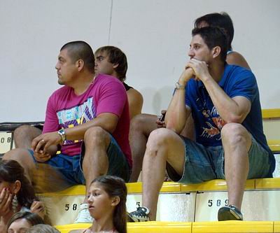 Palladino y Pelussi, expectadores de lujo en la platea aurinegra.