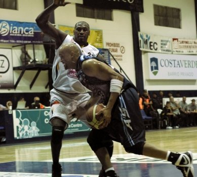 Bunn encara ante Battle (Foto: Diario La Verdad).