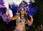 Plumas y brillo, constante en todos los trajes.