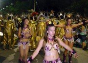 Varias jóvenes preceden a la pasista y batucada.