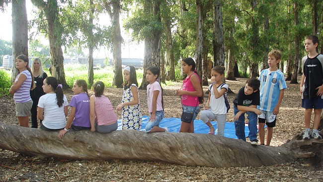 Los chicos, reunidos en el predio forestado de la estación (Foto: Prensa Municipalidad).