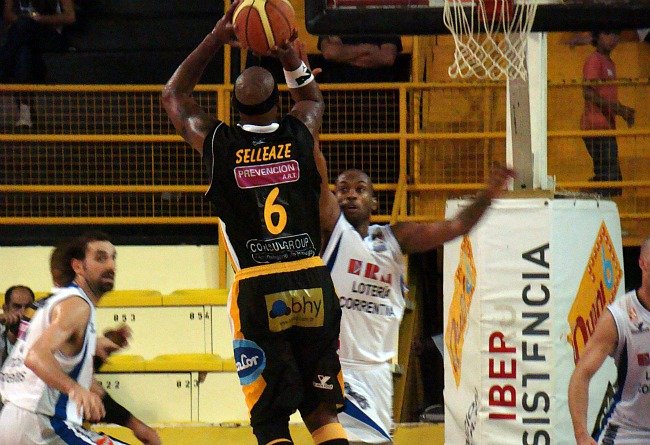 Ron Selleaze se eleva por sobre su marca para convertir dos de sus puntos.