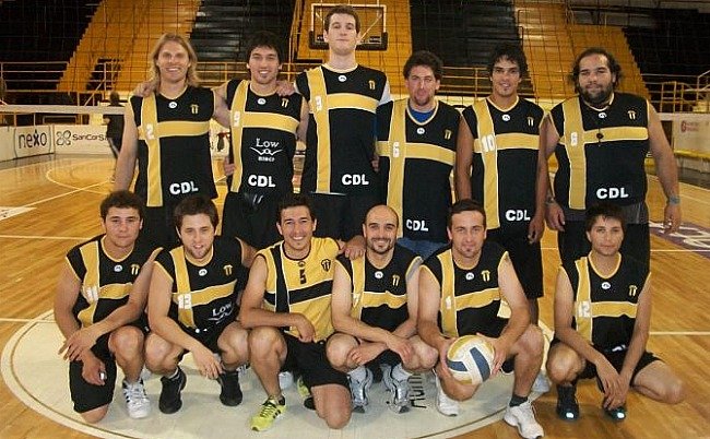El plantel aurinegro de voley (Foto: Prensa Libertad).