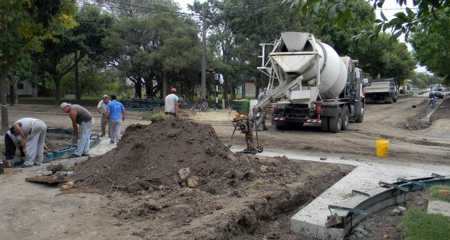 Las tareas que se ejecutan para mejorar más calles de los barrios (Foto: Prensa Municipalidad).