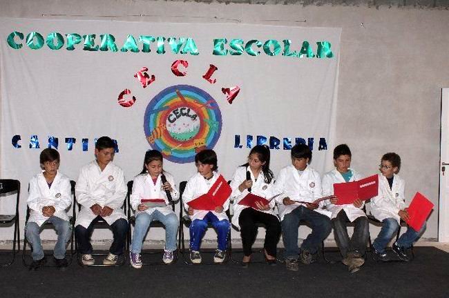 Los chicos del consejo directivo de la cooperativa escolar.
