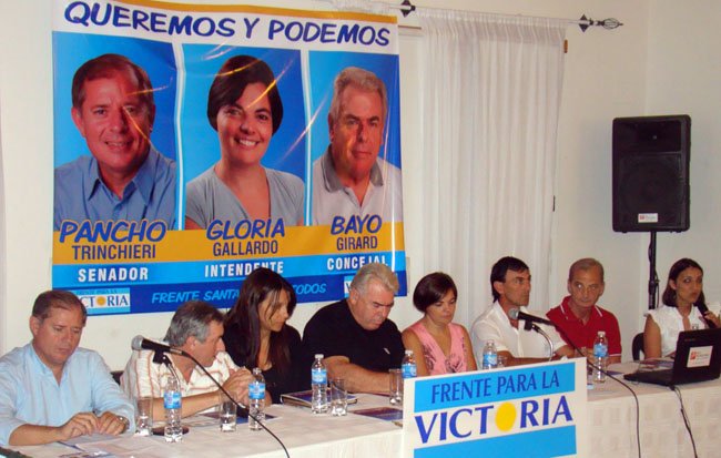 Los candidatos, sentados en la mesa cabecera (Foto: Prensa FPV).