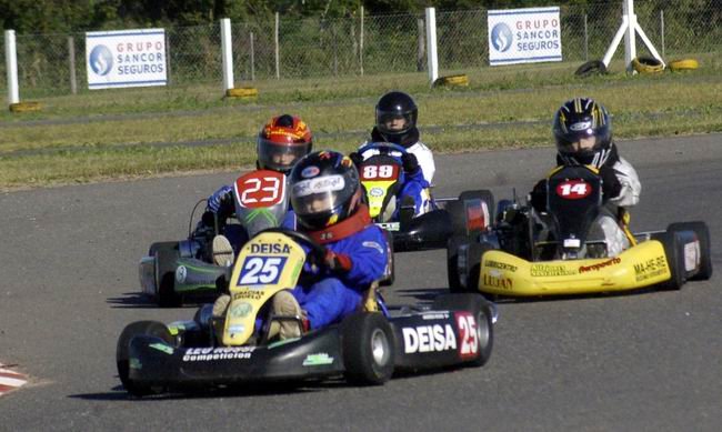 Los karting en plena acción.