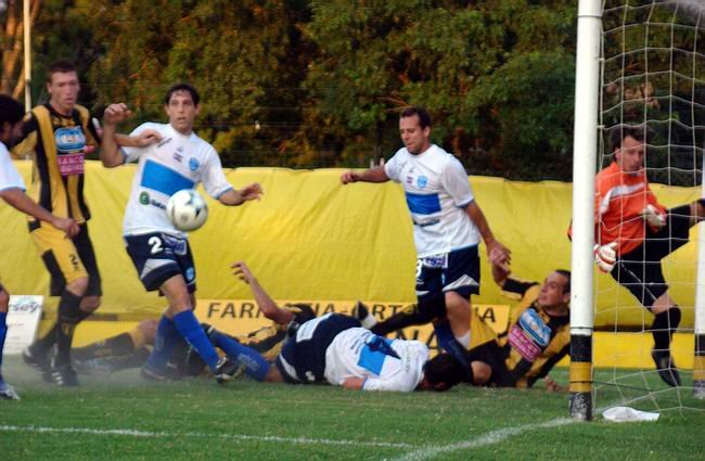 Enredado. Así fueron varias de las chances de Libertad.