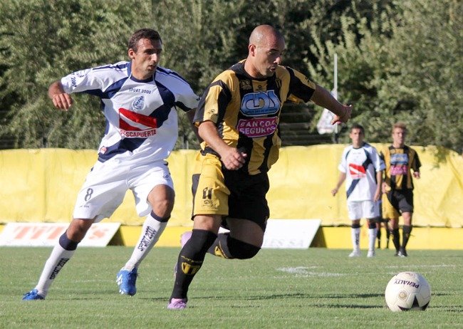 Libertad_Madryn5 Libertad debe ganar y esperar para definir en la última fecha (Foto: Diego Rosso).