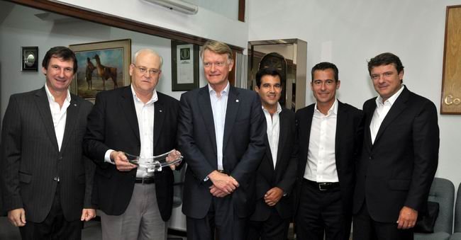 SanCor_TetraPack650 Los directivos de ambas empresas, en la Casa Central de SanCor (Foto: Prensa SanCor).