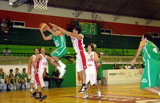 Vittar se eleva para buscar el aro.