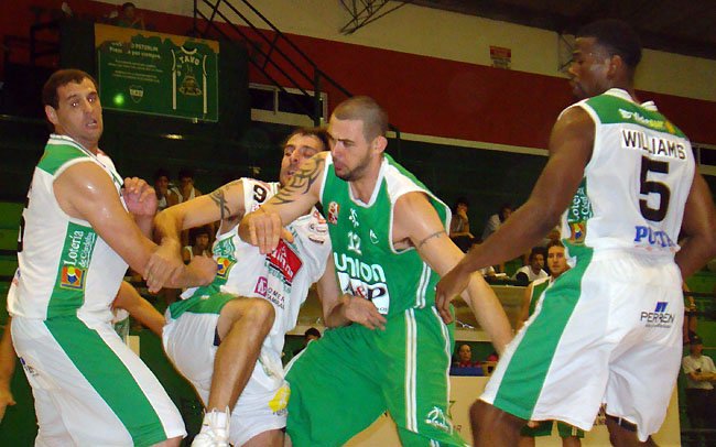 Puckett pelea por el rebote. El debut estuvo teñido de entrega y sacrificio.