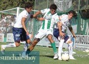 Triverio lucha ante dos defensores de la T.