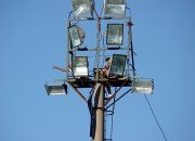 Dos hinchas cordobeses, en la torre de iluminación. Luego colgarían sus banderas desde allí.