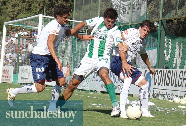 Triverio lucha ante dos defensores de la T.