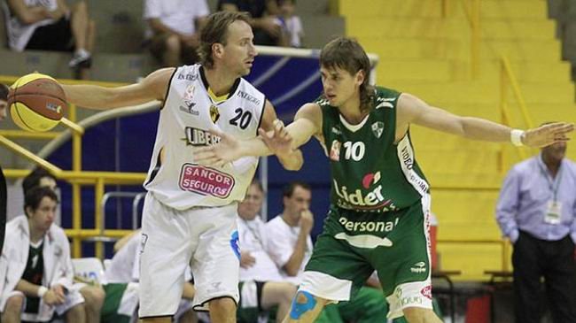 Atenas_Lib Ginóbili intenta conducir ante la marca cordobesa (Foto: Mundo D).