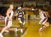 Duelo de internos: Battle y Taylor batallaron bajo el aro.