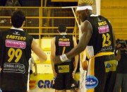 Battle y Cantero se saludan, es el minuto final, donde el local aseguró el tanteador.