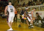 Mariano Byró, el goleador de la noche, intenta atacar el aro local.