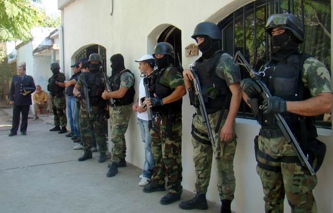 Los uniformados, apostados frente a uno de los domicilios allanados.