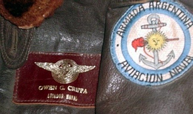 La campera utilizada por Owen, en la gesta malvinense (Archivo).