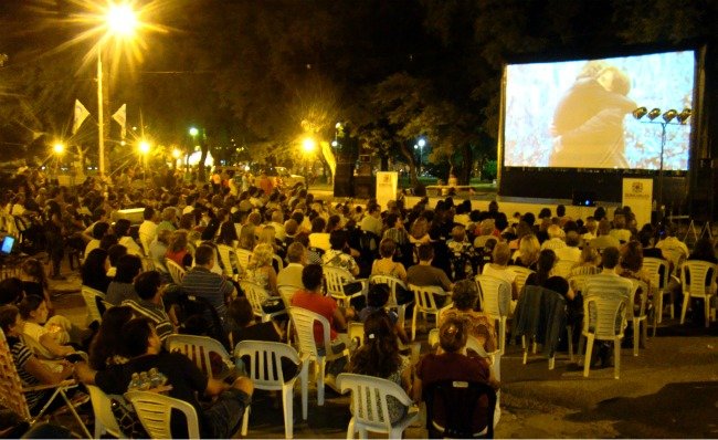 El público colmó las sillas y ocupó espacios aledaños.