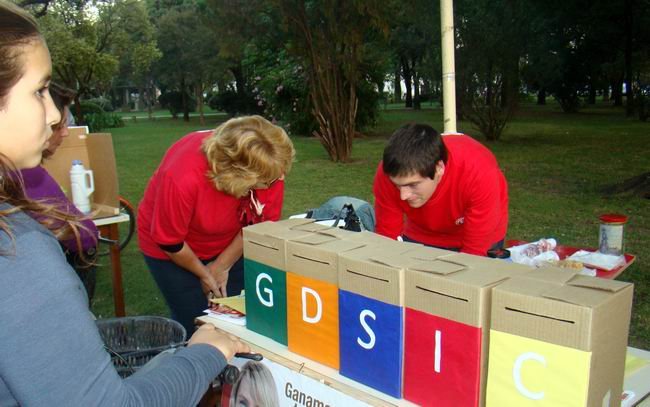 Los representantes del Socialismo, con urnas didácticas.