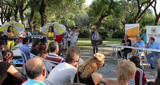 Imagen general de la actividad, con la presencia del vehículo y los disertantes.