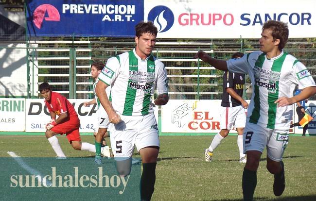 Autino celebra su tanto, el que le dio el empate transitorio a Unión.