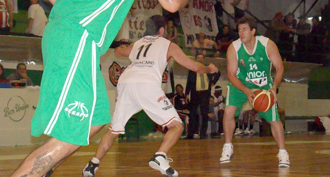 Miguel Isola, destacado en el cierre, anoche (Archivo).