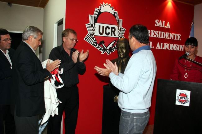 Alfonsin650 Momento del descubrimiento del busto del ex Presidente (Foto: Prensa UCR).